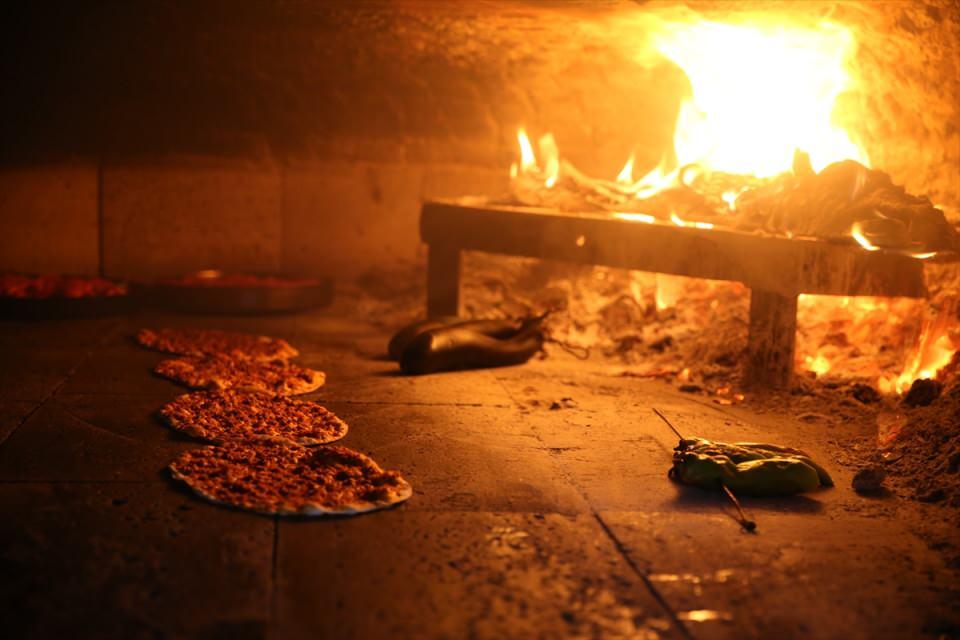 <p><strong> Şanlıurfa'da lahmacun soğanlı yapılıyor</strong></p>

<p>Kendine has mutfağı, birbirinden lezzetli yemekleriyle öne çıkan Şanlıurfa'nın 2018'de coğrafi işaretle tescillenen "Urfa lahmacunu", yöre halkı tarafından "kıymalı" olarak da adlandırılıyor.</p>

<p>Soğanlı hazırlanan lahmacunlar, hem lokantalarda hem de mahallerdeki fırınlarda pişiriliyor.</p>

<p>Haliliye Belediye Başkanı Mehmet Canpolat, Şanlıurfa'nın birçok medeniyete ev sahipliği yapmış kadim bir kent olduğunu belirterek, bu birikimin mutfağa da yansıdığını ifade etti.</p>
