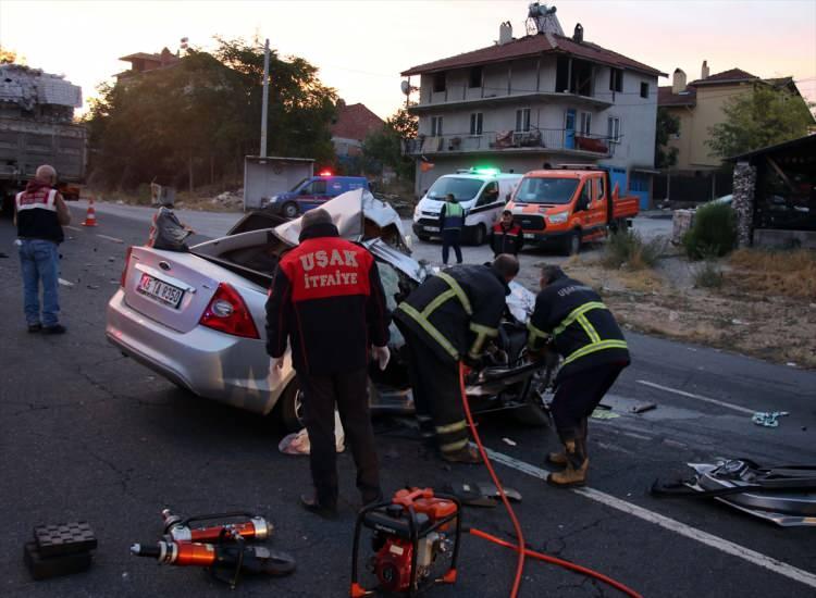 <p>Alınan bilgiye göre, O.Y. (23) yönetimindeki 45 TA 8350 plakalı otomobil, İzmir-Uşak kara yolu Güre köyü yakınlarında aynı istikamette seyreden A.U. (45) idaresindeki 63 F 1548 plakalı kamyona arkadan çarptı.</p>
