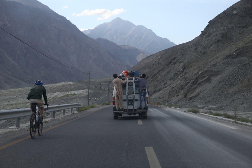 <p>Kutup bölgesinin dışında 57 kilometre genişliğiyle dünyanın en büyük 5'inci buzulu "Batura" da yukarı Hunza bölgesinde yer alıyor.</p>
<p> </p>