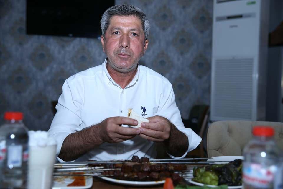 <p>Diyarbakır'da ciğerle ilgili bir yemek kültürü var. Şimdi böyle bir durumda başka illerin sahiplenmesini Diyarbakır öyle çok dikkate almıyor çünkü 'Zaten ben ciğerle yaşayan bir kenttim.' diyor. </p>
