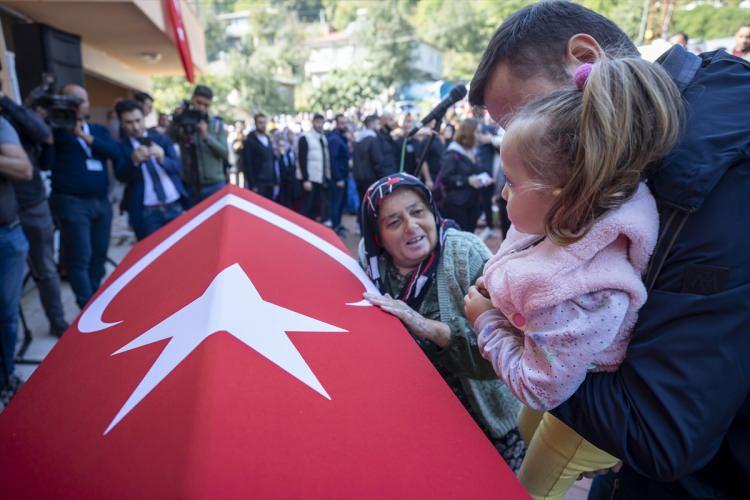 <p>Cenaze törenine katılan İçişleri Bakanı Süleyman Soylu da taziyeleri kabul eden Ayvaz'ın ailesine baş sağlığı diledi.</p>
