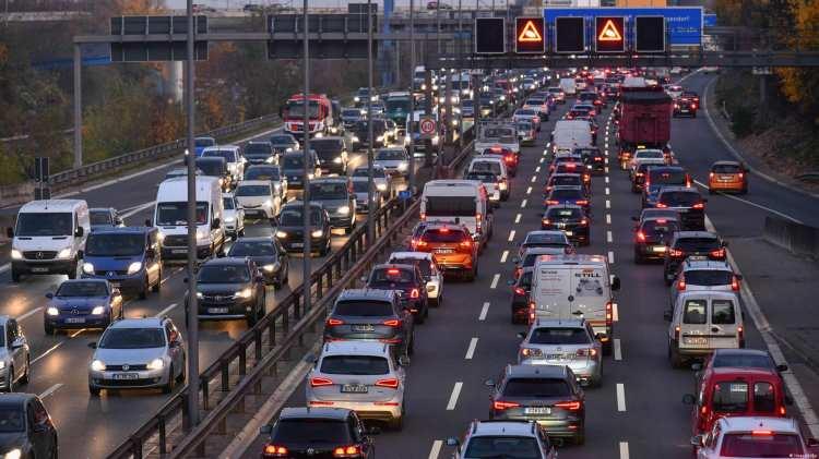 <p>Hakimlik kararında, <strong>"Aracın ne şekilde trafik işaretlerine uymadığının belirli olmadığı, idarece eylemi destekler mahiyette herhangi bir fotoğraflama, video gibi delil sunulmadığından ceza hukukunun temel prensiplerinden olan 'şüpheden sanık yararlanır' ilkesi gereği itirazın kabulüne karar verilmiştir"</strong> denildi.</p>

<ul>
</ul>
