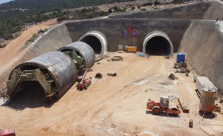 <p>Bu yol tamamlandığında 264 kilometre olan yol 30-35 kilometre kısalmak suretiyle 228 kilometreye inecek. Bu da zamandan yaklaşık 2 saat avantaj ve tasarruf elde etmek anlamına geliyor. Bu proje içerisindeki viyadükler ve tünellerle sağlanıyor. Oransal olarak ifade etmek gerekirse bu yol güzergahımızın yüzde 17'si tünellerden yüzde 3'ü de viyadüklerden oluşuyor. </p>
