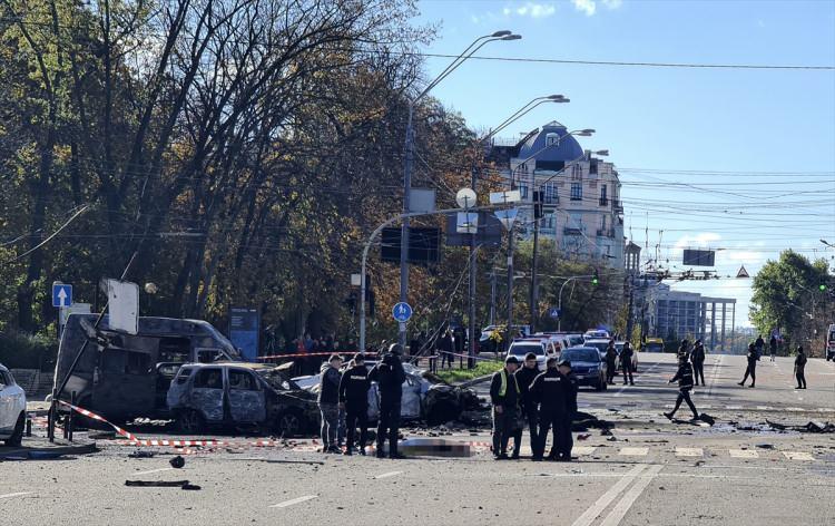 <p>Ukrayna İçişleri Bakanı Danışmanı, sosyal medyada yaptığı paylaşımda "Saat 08.45 itibarıyla Şevçenkivsk ilçesindeki bombardıman sonucu 8 kişi öldü, 24 kişi yaralandı, 6 araç alev aldı ve 15'ten fazla araç hasar gördü." bilgisini verdi.</p>

<p> </p>
