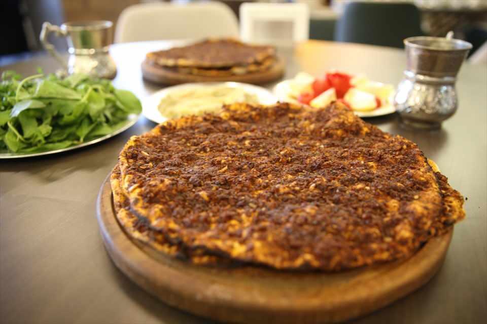 <p>Bizim özelliğimiz kendi isot ve domates salçamızla yapılır, harika bir aroma ve çok güzel bir lezzet verir." dedi.</p>
<p> </p>
