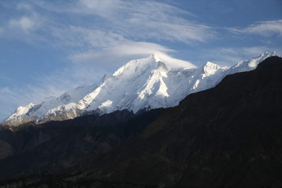 <p><strong>Turizm önemli bir gelir kapısı</strong></p>
<p>Hunza halkının en önemli geçim kaynağı ise turizm. Nüfusu 60 binin üstündeki bölgeyi her yıl yerli ve yabancı 1,5-2 milyon kişi ziyaret ediyor.</p>
<p>Bu sebeple Hunza Vadisi'nin merkezi konumundaki Kerimabad kasabasında çok sayıda hediyelik eşya dükkanı, bölgeye özgü yiyecek, kıyafetler ve turistler için seyahat acenteleri bulunuyor.</p>