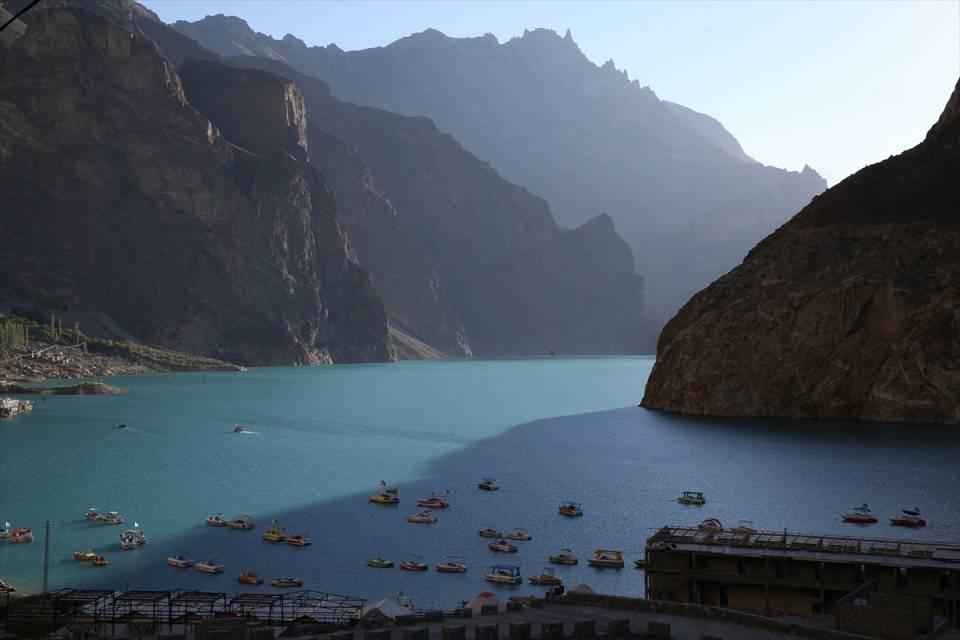 <p>Bugün Pakistan makamlarınca koruma altına alınan Kutsal Kaya'da 2 bin yıl boyunca İpek Yolu'nun bu noktasında yapılan ticari hareketliliğin adeta kaydı tutuluyor.</p>
<p> </p>