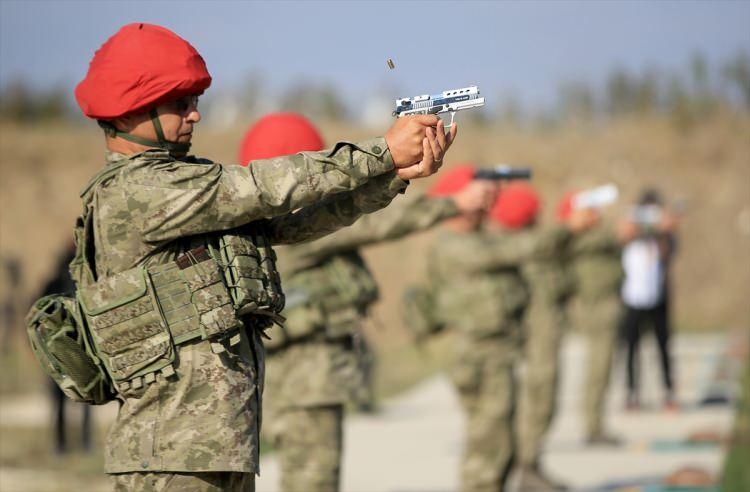 <p>YARALI PERSONEL KURTARILDI, MAKAS KÖPRÜ İLE ARAÇLARIN GEÇİŞİ SAĞLANDI<br />
<br />
Çoğunluğunu yükümlülerin oluşturduğu tatbikat kapsamında senaryo gereği arazide meydana gelen patlamada bir askeri personel yaralandı.</p>
