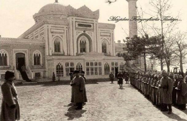 <p><strong>1922 -  Yıldız Hamidiye Camii</strong></p>

<p>Abdülhamit'in bir zamanlar cuma namazlarını kıldığı hatta kendisine suikast düzenlenen camii. Abdülhamit döneminden sonra çekilen bu fotoğraf bir ''Cuma Selamlığı'' törenini gösteriyor.</p>
