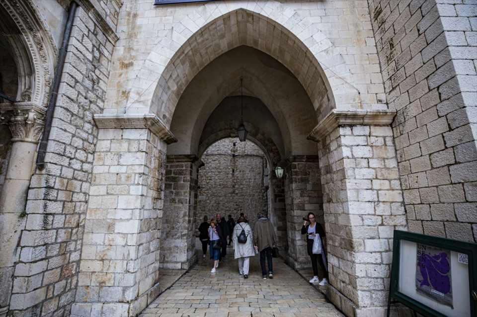 <p>Stradun Caddesi, Pile Kapısı, Sponza Sarayı, Onofrio Çeşmesi, Rektör Sarayı ve Lovrijenac Hisarı, kentte "mutlaka" görülmesi yerler arasında gösteriliyor, tarihi meydanlar ziyaretçilerini adeta Orta Çağ'da tarihi yolculuğa çıkarıyor.</p>
<p> </p>