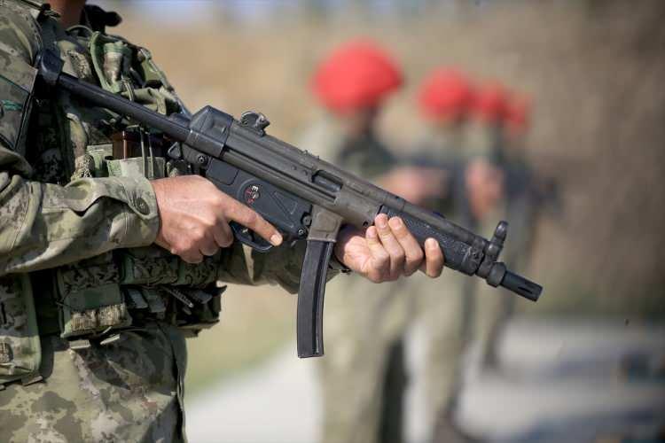 <p>Bunun üzerine yaralı personelin bölgeden alınması için mayın taraması yapılarak kurtarılması sağlandı. </p>