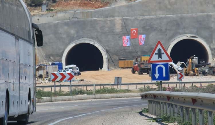 <p>Mersin ile Antalya arasında planlanan 17 milyar TL'lik Akdeniz Sahil Yolu projesinde çalışmalar sürüyor. </p>
