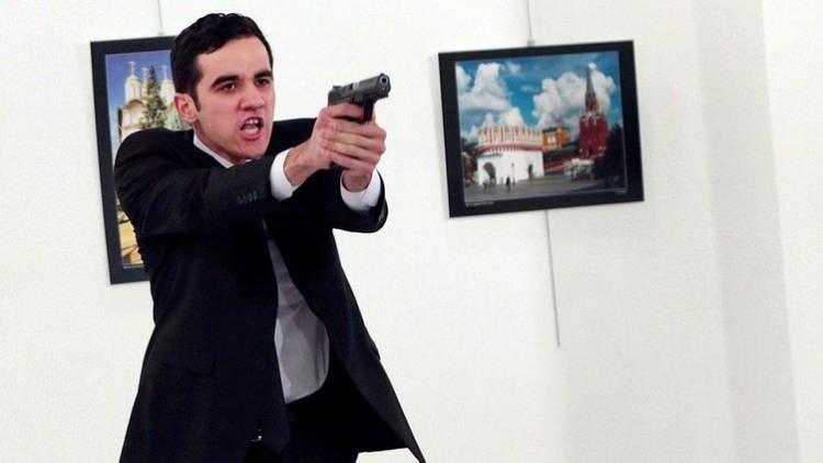 <p>CİNAYETİ İŞLEMESİ İÇİN TELKİNDE BULUNDU</p>
<p>Bozkurt'un Karlov suikastındaki rolü ise kritik öneme sahip. Bozkurt'un, Today's Zaman Ankara Temsilcisi olduğu dönemde, suikastçı Mevlüt Mert Altındaş'a kiralık ev ayarlayıp suikastı işlemesi için telkinde bulunduğu biliniyor. Bozkurt'la alakalı, itirafçı MİT mahrem imamlarından Salim Zeybek, cinayetten 3 yıl sonra 10 Ekim 2019'da Ankara Cumhuriyet Savcısı Adem Akıncı'ya Karlov Suikastıyla alakalı Bozkurt'un cinayetteki rolüyle ilgili ifade verdi.</p>
