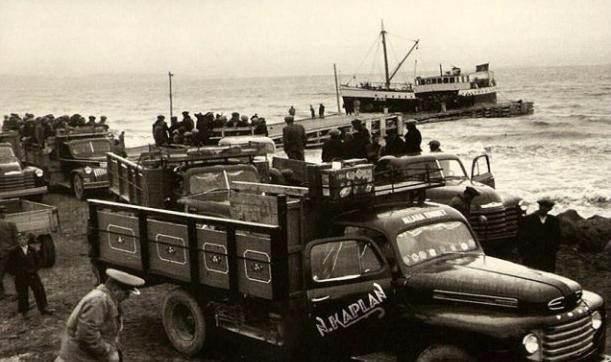 <p><strong>1953 / Van Gölü kıyıları</strong></p>
<p>Deniz görünümündeki göl denen Van Gölü bazen öyle bir dalgalanıyordu ki üzerindeki küçük gemiler karaya demir atamıyordu. Fotoğrafçı bu fotoğrafı çektiği sırada şunu söylüyor: "Anadolu'nun motorlu araçlarla donatıldığının kanıtı gibi," ve ekliyor: "kamyonun ön camında Allah'a emanet yazıyor."</p>