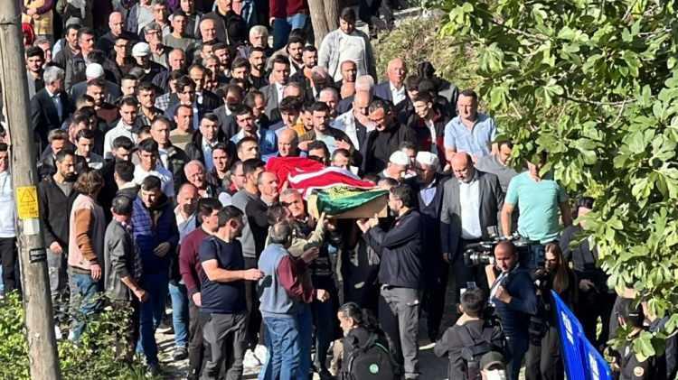 <p>Özçelik'in evinin önünde helallik alınmasının ardından cenaze caminin avlusuna götürüldü. Burada ikindi namazını müteakiben cenaze namazı kılındı. </p>