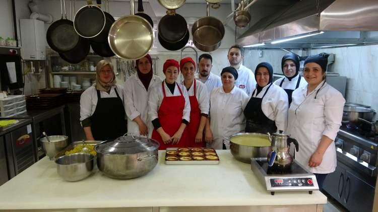 <p>Kursiyerlere, yörede üretilen mısır unundan yapılan Selanik Tatlısını da öğrettiklerini belirten Altun, “Menümüzde mısır unu ile birlikte Selanik Tatlımız da var. Aslında Selanik Tatlısı sanki Karadeniz’e bize daha çok uyuyormuş gibi ancak nedense o bölgede Selanik’te göçmenlerin yaptığı bir tatlı. </p>

<p> </p>
