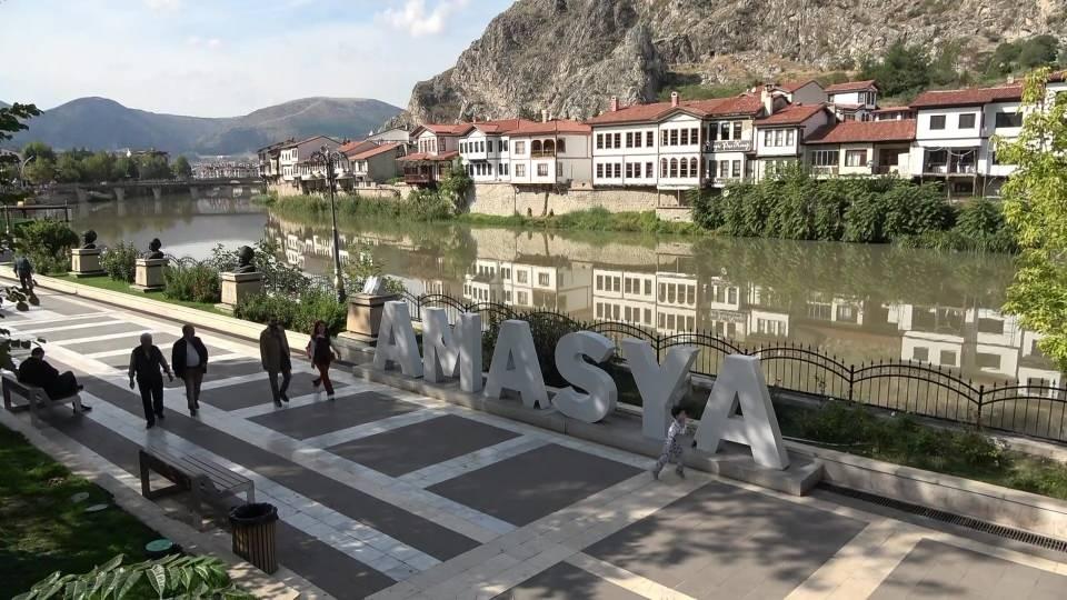 <p>Basına yansıyan bir araştırmada dünyada gelecekteki 300 milyon yıl içinde ‘Amasya’ adlı yeni bir süper kıtanın oluşacağı öngörüsü, Türkiye’de aynı adı taşıyan Amasya kentinde heyecanla karşılandı.</p>
