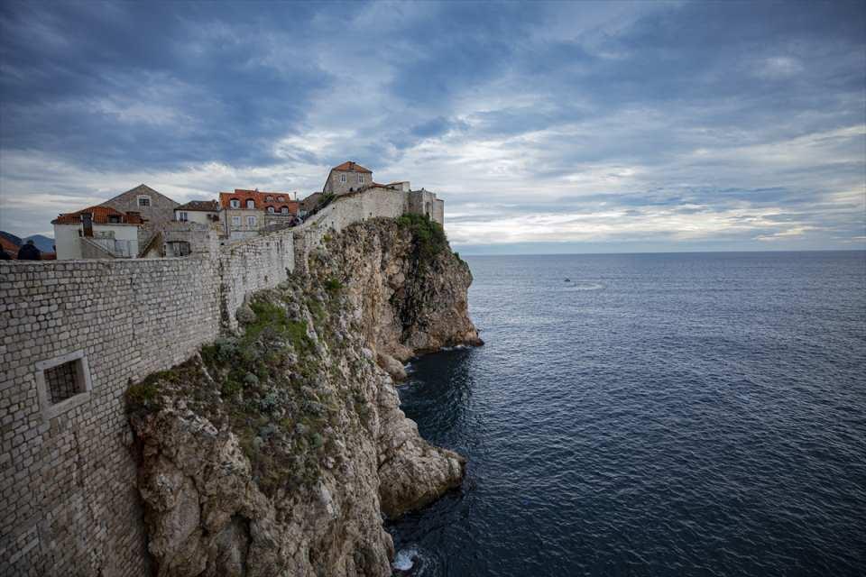 <p>Büyüleyici deniz manzarasıyla görenleri kendisine hayran bırakan Dubrovnik, bölgede 1991-1995'te yaşanan savaşta Sırp güçler yüzünden büyük hasar gördü.</p>
<p> </p>