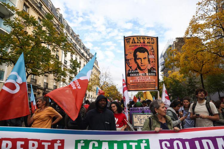 <p>Boyun Eğmeyen Fransa (LFİ) lideri Jean-Luc Melenchon'un çağrısıyla düzenlenen protestoya, Sosyal ve Ekolojik Yeni Halk Birliği (Nupes) ve Nobel Edebiyat Ödülü sahibi Annie Ernaux da destek verdi. </p>
