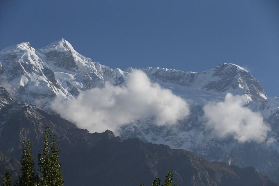 <p>Hunza halkı, Pamirlerin bu yolculuğu ticaret için yaptığına işaret ederek Pakistan'ın sınırı kapatması sonrası ise kaçak yolların kullanıldığını aktarıyor.</p>
<p> </p>