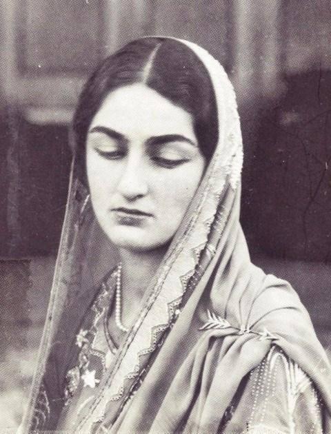 <p><strong>1939 - Dürrüşehvar Sultan</strong></p>
<p><br />
Son Osmanlı Halifesi Abdülmecit Efendi'nin kızı. Bu fotoğrafta 25 yaşında olup, 2006 yılında hayatını kaybetmiştir.</p>
