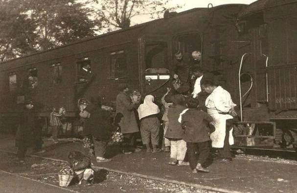 <p><strong>1928 / Sepetlerindeki elmaları yolculara satmaya çalışan kadınlar</strong></p>
<p>Fotoğrafçı Haydarpaşa'dan trene atlayıp Sapanca'da inip bu fotoğrafı çektikten sonra uzun uzun kendi ülkesindeki trenleri anlatmaya başlamış:' 'Bizim trenimiz Kassel'den Henschel&Shon yapımı bir Alman lokomotifi, bir yük vagonu, iki adet üçüncü sınıf vagonu, bir yemek vagonu ve bir de yataklı <br />
vagondan oluşuyordu.''</p>
