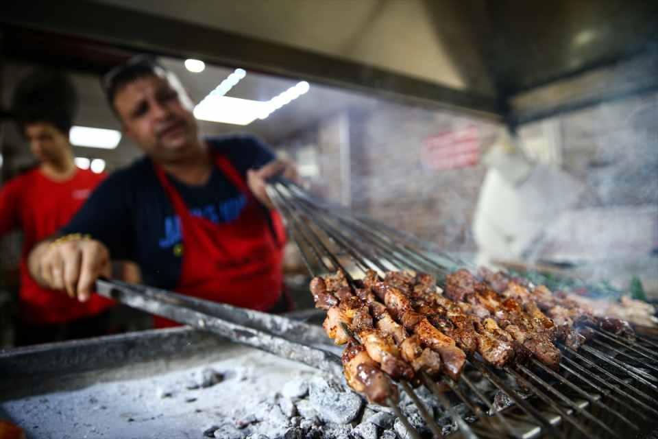 <p>Müşterilerden Ahmet Buğur da ciğer kebabının vazgeçilmezleri arasında olduğunu söyledi.</p>
<p> </p>