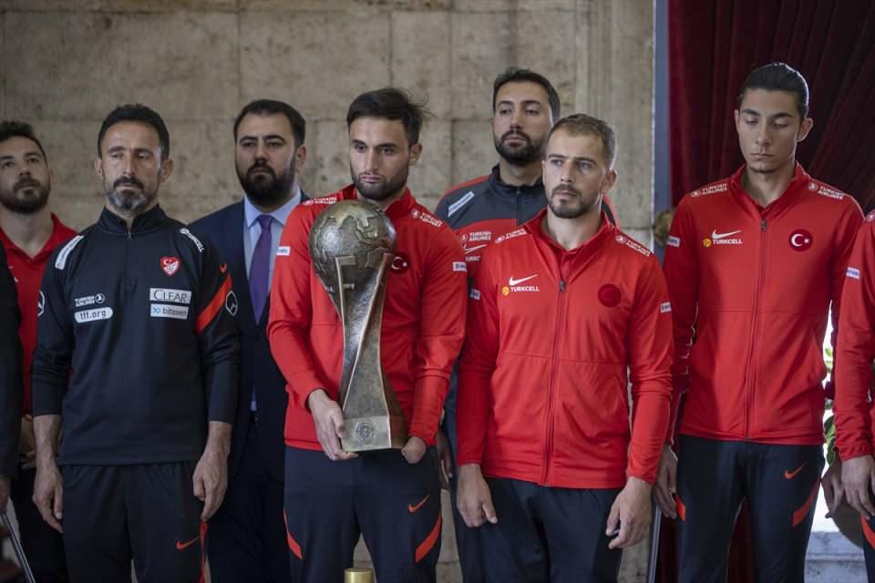 <p>İstanbul'da düzenlenen 2022 Dünya Kupası'nda şampiyon olan Ampute Futbol Milli Takımı, Anıtkabir'e ziyarette bulundu.</p>

<p> </p>
