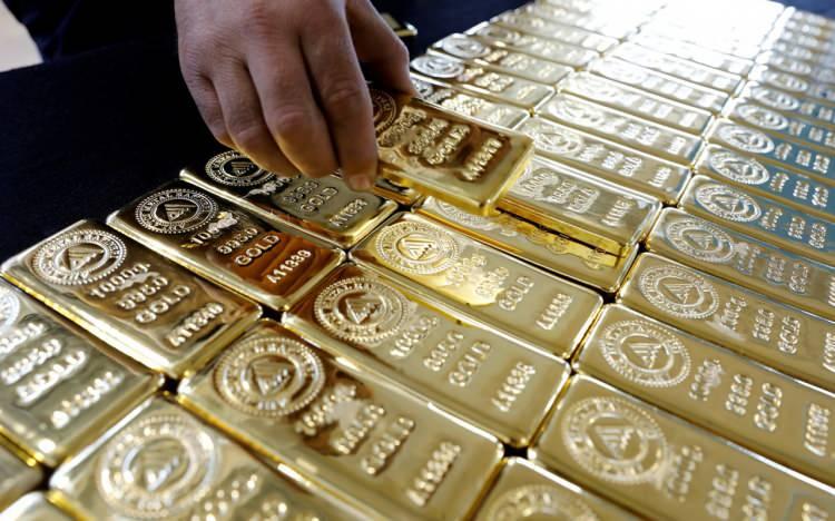 <p><strong>NEW YORK’TAN ÇIKAN ALTININ ROTASI İSTANBUL VE ŞANGHAY</strong></p>

<p>Analistler, Asya'nın iştahını besleyen değerli metallerin çoğunun New York'taki Comex vadeli işlem piyasasını destekleyen CME Group tarafından işletilen kasalardan çıktığını söylüyor. <strong>CME Group Inc. ve Londra Külçe Piyasası Birliği'nden alınan verilere göre, Nisan ayının sonundan bu yana en büyük iki Batı pazarını destekleyen New York ve Londra kasalarından 527 tondan fazla altın çıktı. </strong></p>

<p> </p>

<p>İthalatı Ağustos ayında dört yılın en yüksek seviyesine ulaşan Çin gibi büyük Asyalı altın tüketicilerine yapılan sevkiyatlar ise arttı. Geçtiğimiz günlerde aralarında JPMorgan, ICBC ve Standard Chartered’ın bulunduğu bankaların sevkiyatını fiyatların daha yüksek olduğu Çin ve Türkiye pazarına kaydırdıkları öne sürülmüştü.</p>
