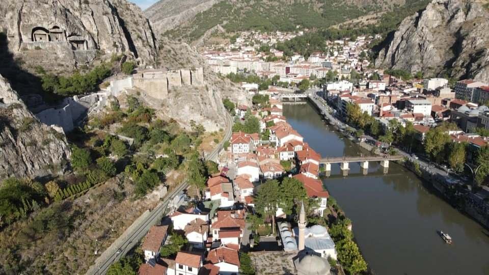 <p>Avustralya’da yapılan bir bilimsel çalışma, Büyük Okyanus’un 300 milyon yıl sonra yok olacağını ve kıtaları Kuzey Kutbu çevresinde bulunan Amasya adlı yeni bir süper kıta oluşturmak üzere bir araya getireceğini ortaya koydu. </p>
<p> </p>