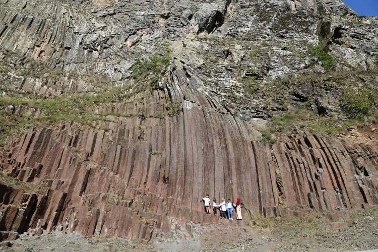 <p>İl merkezine yaklaşık 15 kilometre uzaktaki Sıkıldım Kayası mevkiinde 490 metre rakımda, Hatila Deresi'nden 220 metre yükseklikte sarp kayalara monte edilen seyir terası, son baharda da ziyaretçilerini ağırlıyor. </p>
