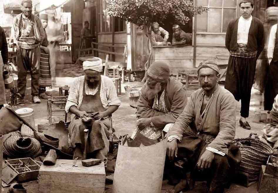 <p>1890 - İstanbul'da Ayakkabı Tamircileri</p>
<p> </p>