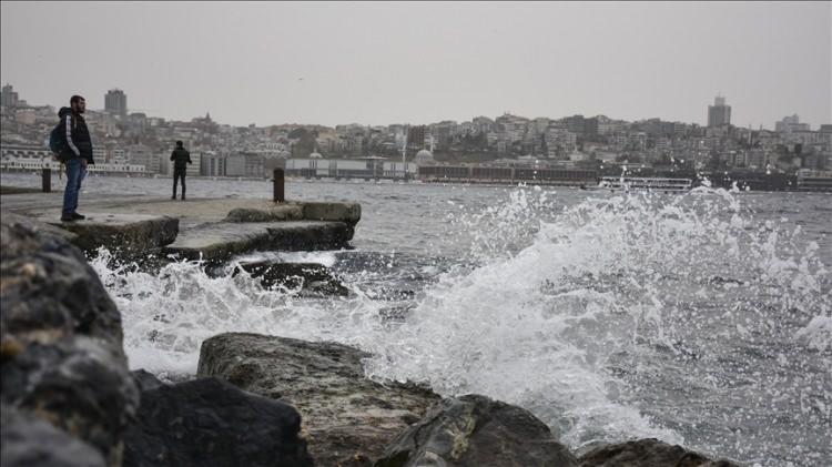 <p>Yurdun iç ve batı kesimlerinde normallerinin de altına inecek sıcaklıklarla birlikte Meteoroloji, kuvvetli rüzgar ve sağanak uyarısında bulundu.</p>