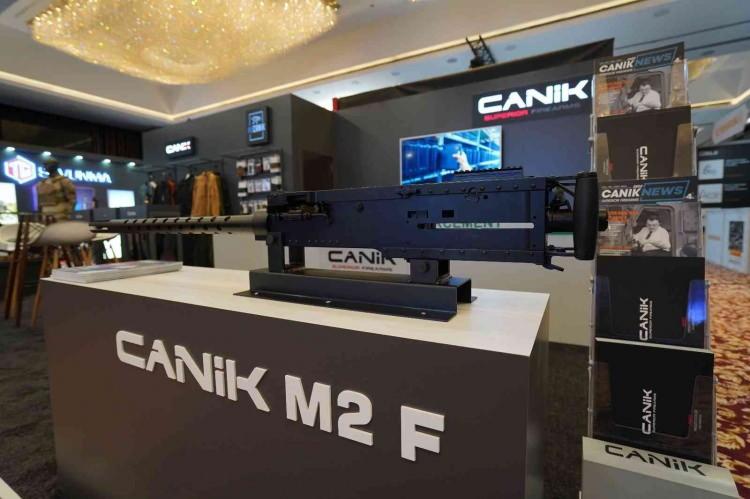 <p>Aral, şunları kaydetti:</p>
<p>'Türkiye'nin kalifiye edilmiş tek ve en büyük 12.7 mm ağır makineli tüfeği olan CANiK M2 QCB'yi başta ülkemiz olmak üzere dost ve müttefik ülkelerin kullanımına hazır hale getirdik. Bu ayın ilk yarısında İçişleri Bakanlığına bağlı Emniyet Genel Müdürlüğü, Jandarma Genel Komutanlığı ve Sahil Güvenlik Komutanlığına, Savunma Sanayii Başkanlığımızın koordinesinde 750 adet ağır makineli tüfeğimizin teslimini tamamlayacağız. Bunun yanı sıra CANiK M2 QCB'nin daha hızlı versiyonu olan CANiK M2F'nin testleri tamamlandı.</p>