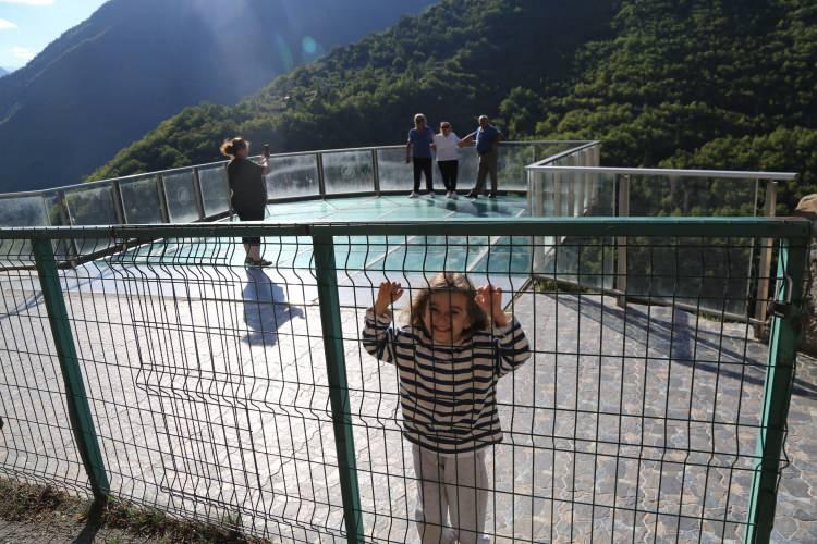 <p><strong>“9 ayda 35 bin turist ziyaret etti”</strong><br />
<br />
Hatila Cam Teras Turizm İşletmecisi ve aynı zamanda Köy Muhtarı olan Ümit Akalın, yaptığı açıklamada “Cam terasa yoğun ilgi var. Son 9 aylık süreçteki verilere göre 35 bin civarında turist misafir ettik. </p>
