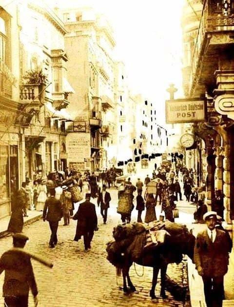 <p>1910 yılından bir kare. İstanbul'un Beyoğlu ilçesi 16. yüzyılın sonuna kadar genelde bağlık bahçelik bir alandı. Fakat 17. yüzyıldan itibaren Fransa ve Venedik elçiliklerinin açılması ilçeyi canlandırmıştır. 19. yüzyılda ise Beyoğlu bir ticaret merkezi haline gelmiştir.</p>
<p> </p>