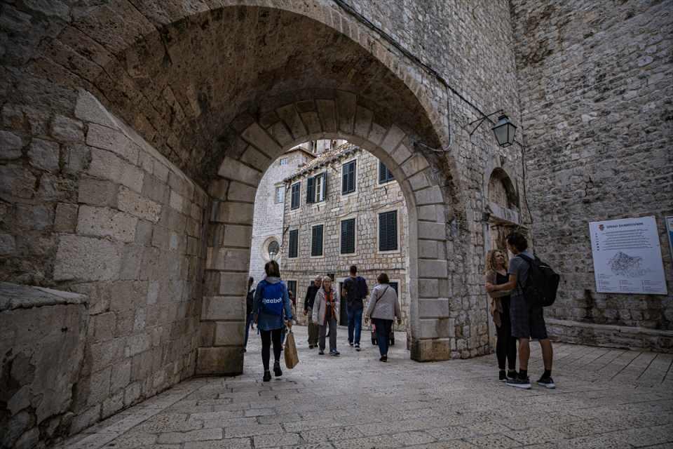 <p>Game of Thrones dizisinin çekildiği 2011-2019 döneminde kenti milyonlarca turistin ziyaret ettiği belirtiliyor.</p>

<p> </p>
