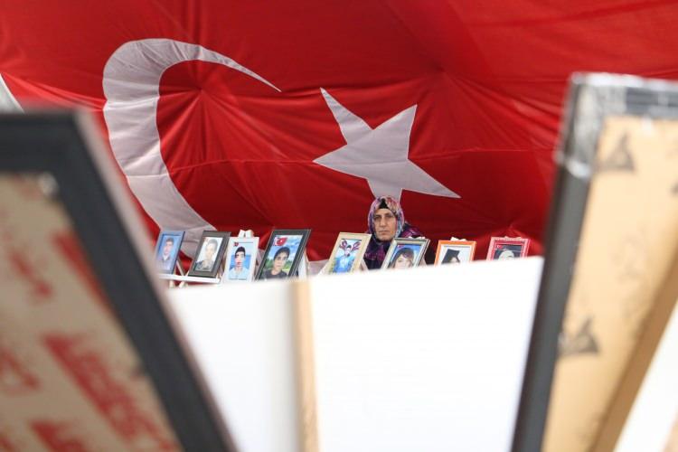 <p>Aileler tarafından Türkçe-Kürtçe yazılan duygusal mektuplarla ‘teslim ol' çağrıları yapılıyor.</p>
