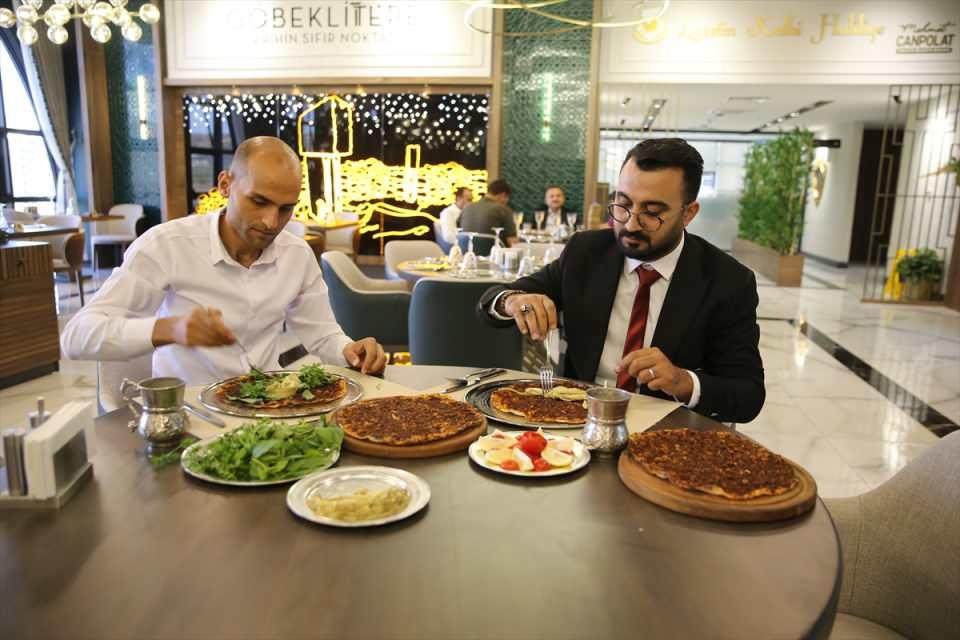 <p><em><strong>Kulak, lahmacun malzemesindeki soğanın elde doğrandığını ve bu sayede suyunu kaybetmediğini anlatarak, sözlerini şöyle sürdürdü:</strong></em></p>
<p>"Yabancı misafirlerimizin Urfa lahmacununu tercih etmelerindeki en büyük etkenlerden bir tanesi de bizimkinin soğanlı olması. </p>