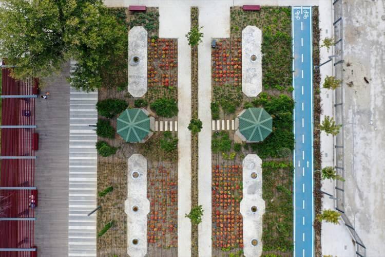 <p>Zeytinburnu Buz Adası 2 adet bin 800 metrekare olimpik büyüklükte buz pistine sahip. Tesis aynı zamanda 2 bin 400 kişilik tribün kapasitesinde. Buz Adası'nda sadece buz sporları yapılmıyor. Aynı zamanda tesis içerisinde </p>