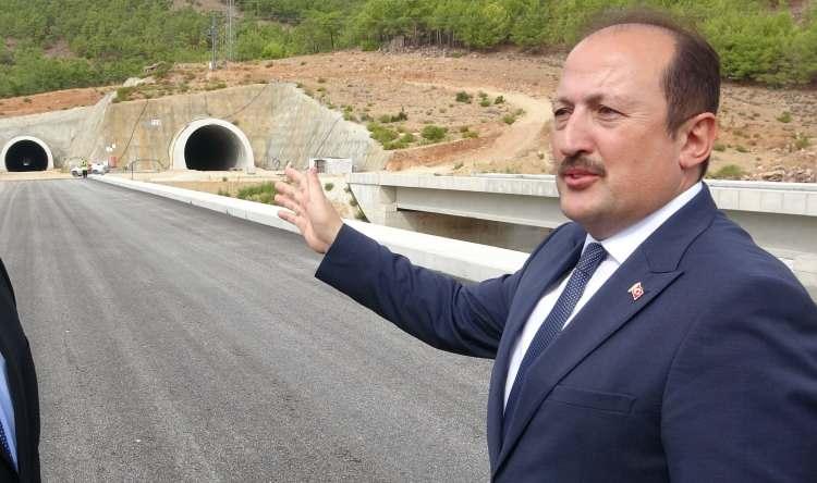 <p>Proje büyüklüğü bakımından bu yollar vatandaşlarımız buradan güvenli ve konforlu şekilde seyahatlerine devam edecekler. Bu yıl itibarıyla 3 tünelimizi T6, T7 ve T8 tünellerimizi de hizmete açıyoruz. Ayrıca bir viyadüğümüzü hizmete açıyoruz. Nükleer santralin olduğu Büyükeceli'deki viyadükte, malumunuz santralde 26 bin kişi çalışıyor.</p>
