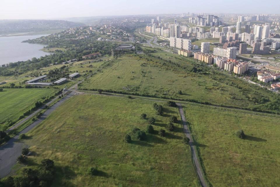<p>Piyasa fiyatı üzerinden yüzde 40 indirim yapılacak. Buna göre işyerleri 351 bin liradan başlayan fiyatlar ve 2 bin 633 liradan başlayan taksitlerle satışa sunuluyor. En büyük iş yerinde fiyat 1 milyon 300 bin liraya çıkacak ve 9 bin 750 liralık taksitlerle ödeme imkânı sağlanacak. Dükkân bedeli üzerinden yüzde 10 peşinat bedeli alınacak. Kalan bakiye borç, banka sözleşmesi sonrasında başlamak üzere 120 ay vade ile ödenecek. 6 aylık dönemlerde en çok memur maaşı zammı oranında artış uygulanacak. İş yerine başvuru yapmak için TC vatandaşı olmak, 18 yaşını doldurmak ve projenin il sınırlarında faaliyette bulunuyor olmak gerekli. Kendisinin, eşinin ve 18 yaşından küçük çocukları mülkiyetinde sanayi dükkânı olmayanlar başvuru yapacak ve başvuru bedeli olarak 2 bin lira ödenecek. Kurada iş yeri çıkmaması durumunda bu bedel iade edilecek.</p>