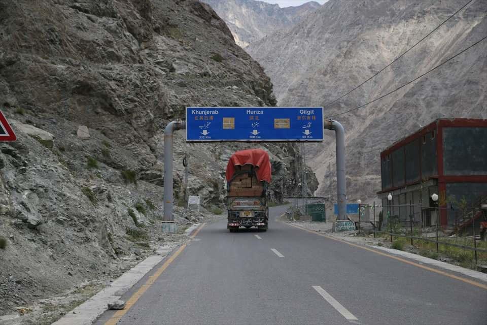 <p> Pakistan'ın Gilgit-Baltistan bölgesinde 6 ila 7 bin metrenin üzerinde yüksek dağlarla çevrili Hunza Vadisi, masalsı görünümüyle her yıl yüz binlerce ziyaretçiye ev sahipliği yapıyor.</p>
