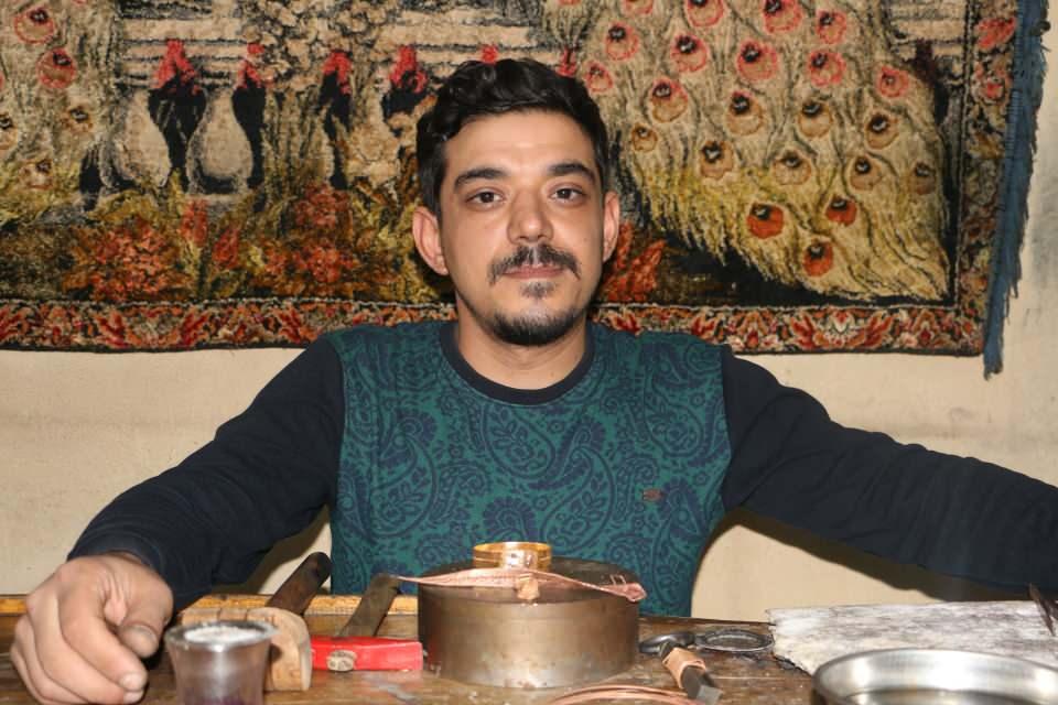 <p>Sur ilçesinde kuyumculuk yapan Şeyhmus Ay, Diyarbakır hasırının kentte en fazla rağbet gören takı türlerinden biri olduğunun altını çizdi. “Birçok yöreye bağlı hasır çeşitleri mevcuttur.</p>
