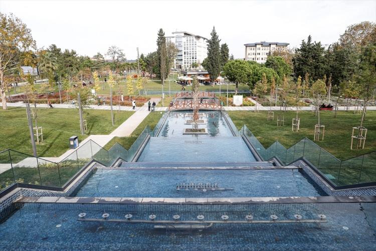 <p>Arısoy, “Zeytinburnu Millet Bahçesi’ni diğer millet bahçelerinde ayıran en büyük özellik burada daha önce 542 askeri lojmanın var olması. Yani burada 56 blok vardı ve etrafı çevriliydi. Zeytinburnu'nun tam ortasında bir alan. Burasının millet bahçesi haline gelmesi bizim 20 yıllık hayalimizdi. Çevre Şehircilik Bakanlığı Toplu Konut İdaresi önce buradaki askeri lojmanların yerine Başakşehir'de yine aynı sayıda lojman üretti. Sonra buradaki askeri personel oraya taşındı ve 2020 yılı Mart ayında buranın yıkımına başlandı. </p>