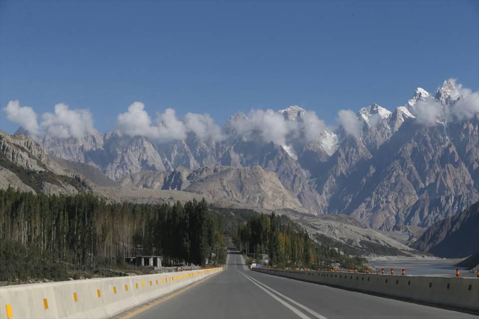 <p><strong> 800 yıllık Baltit Kalesi</strong></p>
<p>Güney ve Orta Asya arasındaki İpek Yolu ticaretinin kontrolü ve vadiyi yöneten prenslerin konaklaması için inşa edilen 800 yıllık Baltit Kalesi, şehrin birçok noktasından görülebiliyor.</p>
<p> </p>