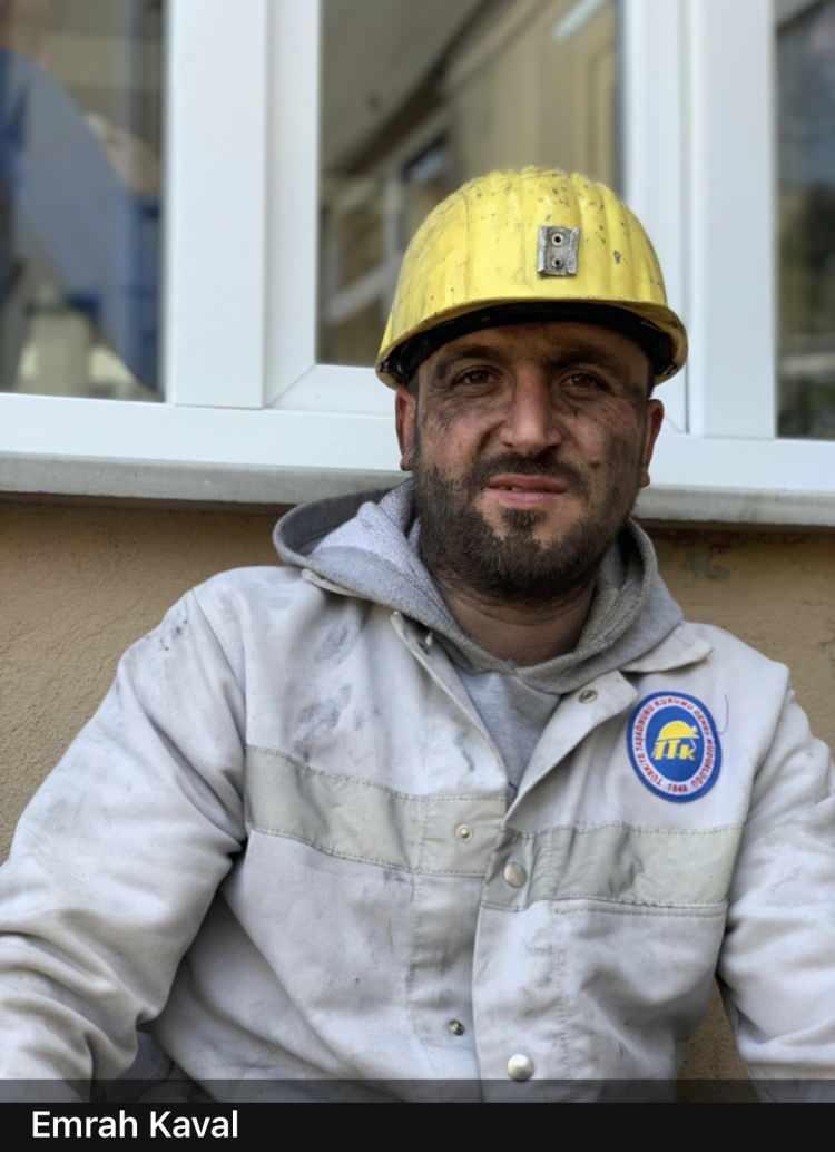 <p>Bartın'ın Amasra ilçesinde maden ocağında meydana gelen patlamada hayatını kaybeden madencilerin sosyal medyada paylaştığı fotoğraflar duygulandırdı. </p>
