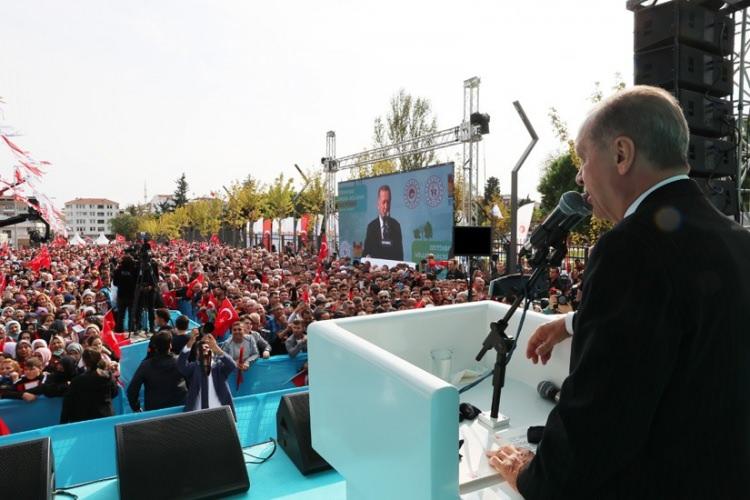 <p>Son dönemde yaşanan bazı sıkıntıları şu anda aştığımız ortada mı? Her geçen gün daha iyiye gidiyor muyuz? Ülkenin dünkü meselelerini çözen irade olarak CHP nedir çöp, çukur, çamur. </p>
