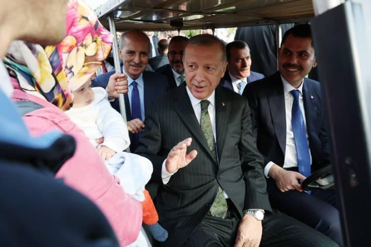 <p>Erdoğan, "Şehitlerimizin ve gazilerimizin bize emaneti olan bu vatanı eserlerimizle, hizmetlerimizle, yatırımlarımızla donattığımız gibi yeri geldiğinde kanlarımızla sulamasını da bildiğimizin son örneği 15 Temmuz'dur.</p>
