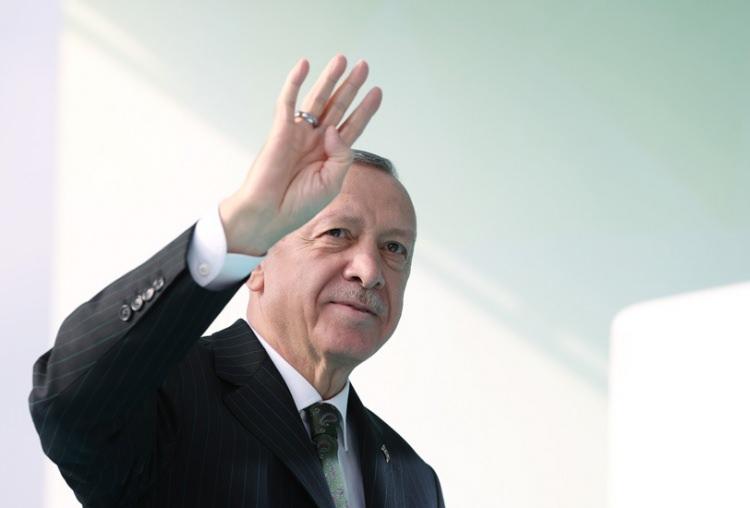 <p>Öyleyse kardeşlerim tek millet, tek bayrak, tek vatan, tek devlet. Bir olalım, iri olalım, diri olalım, kardeş olalım, hep birlikte Türkiye olalım. Emin olun gerisi kendiliğinden gelecektir. </p>